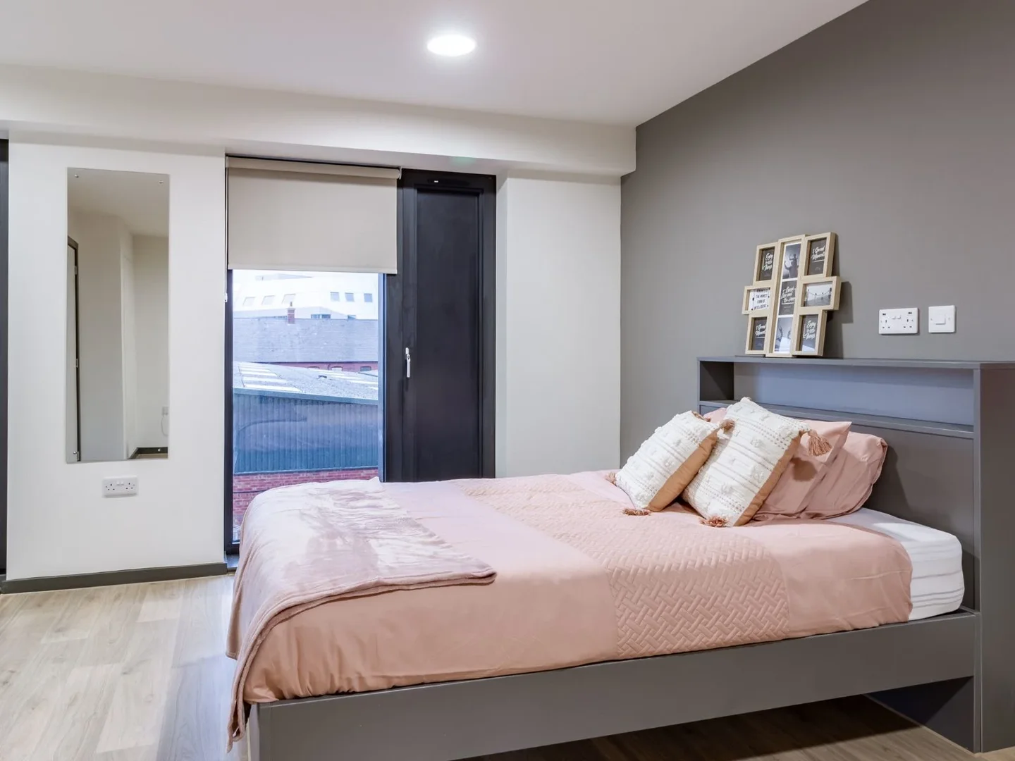 Quarto de estudante confortável e espaçoso em 