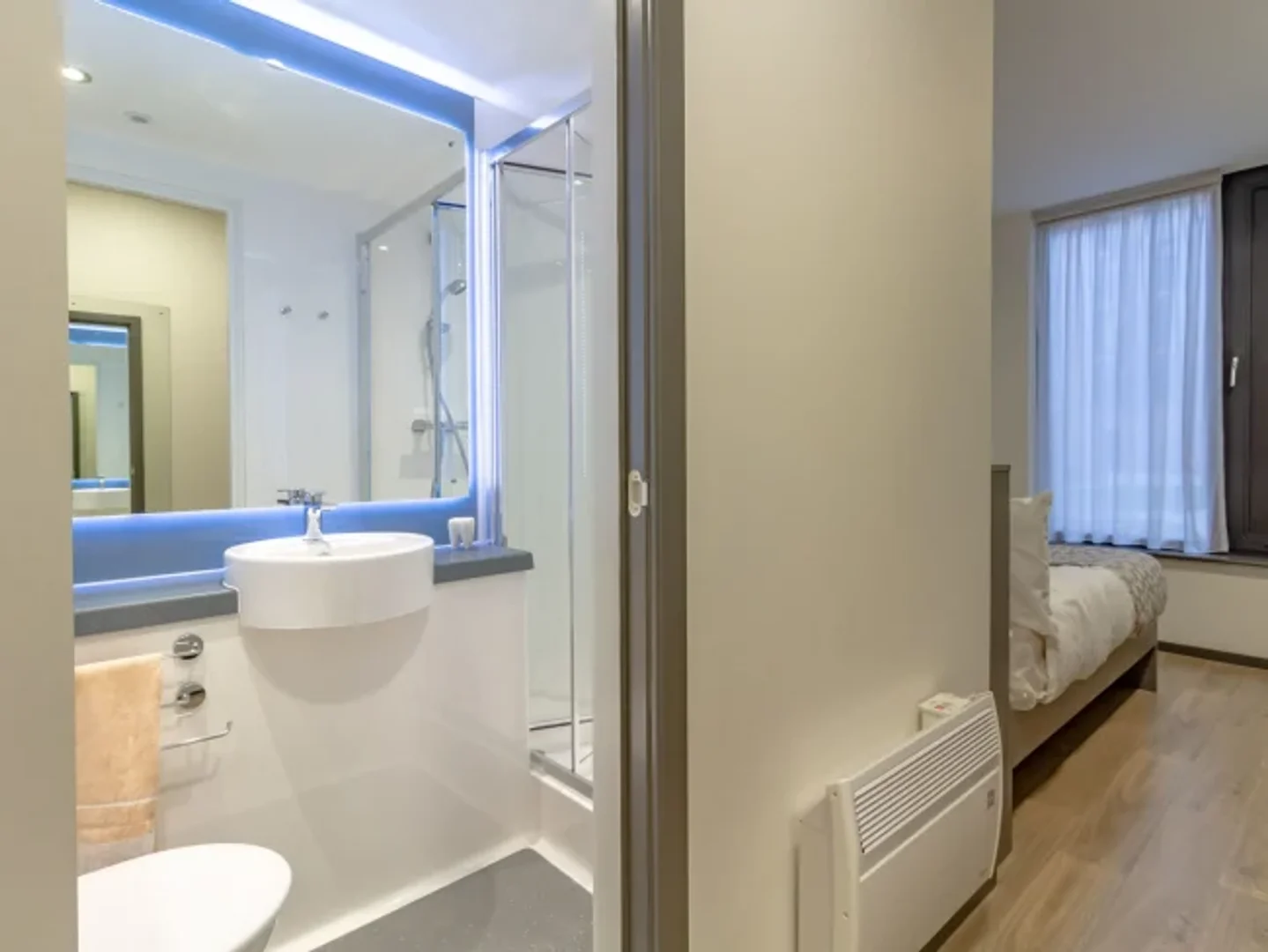 Student-friendly room in  with modern amenities