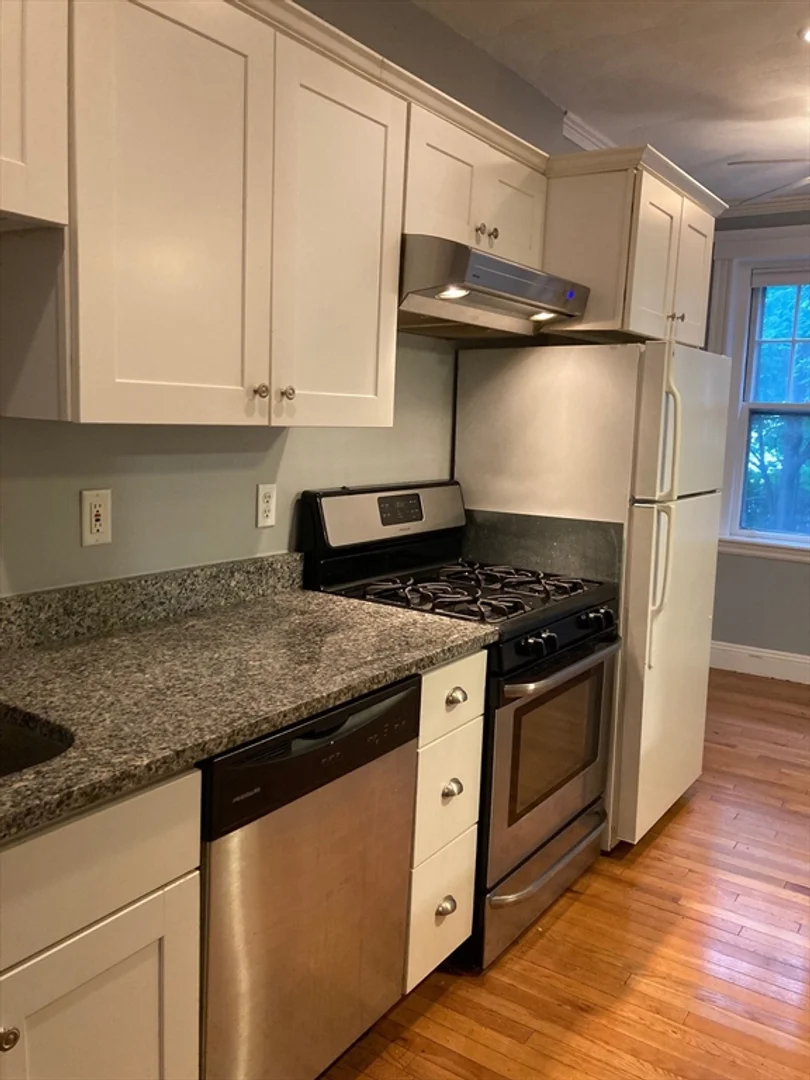 1699, Cambridge St., Unit 8, Mid Cambridge, Cambridge, MA, 02138