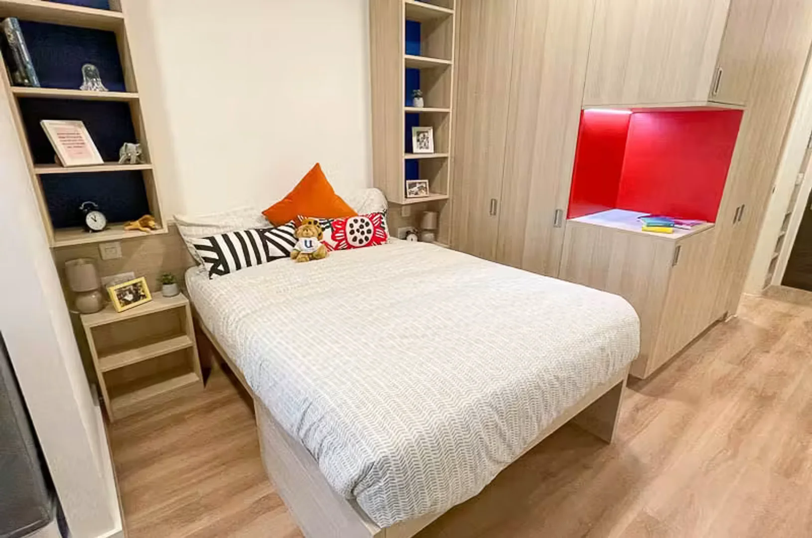 Habitación estudiantil amplia y cómoda en