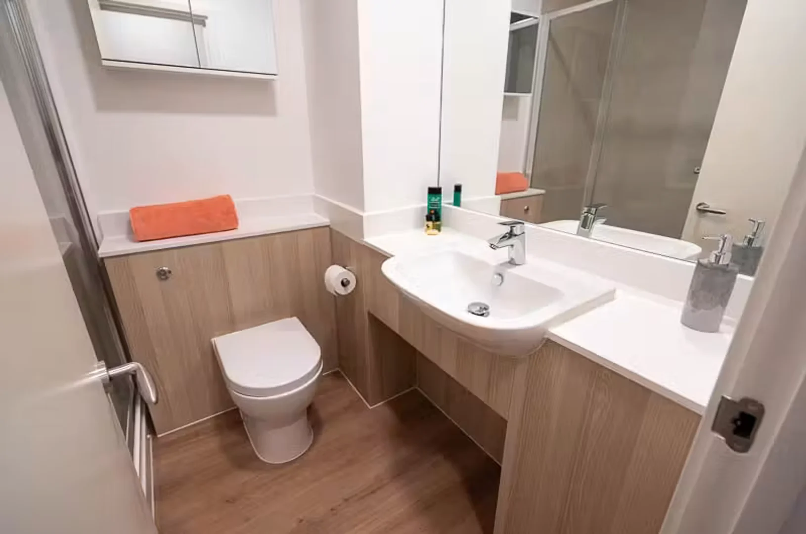 Habitación estudiantil funcional perfecta para estudiar en
