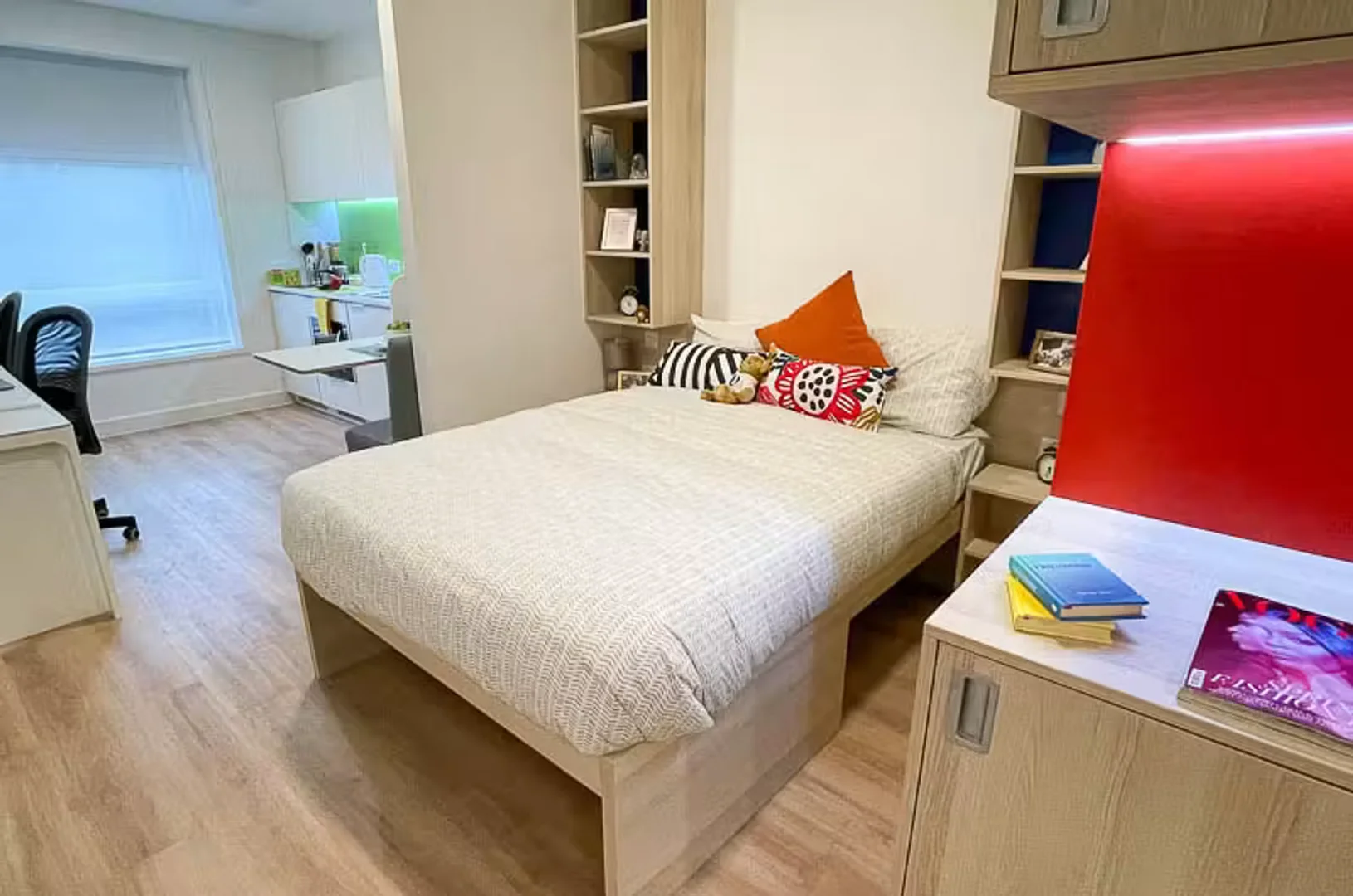 Habitación estudiantil luminosa y aireada con fácil acceso a la universidad en