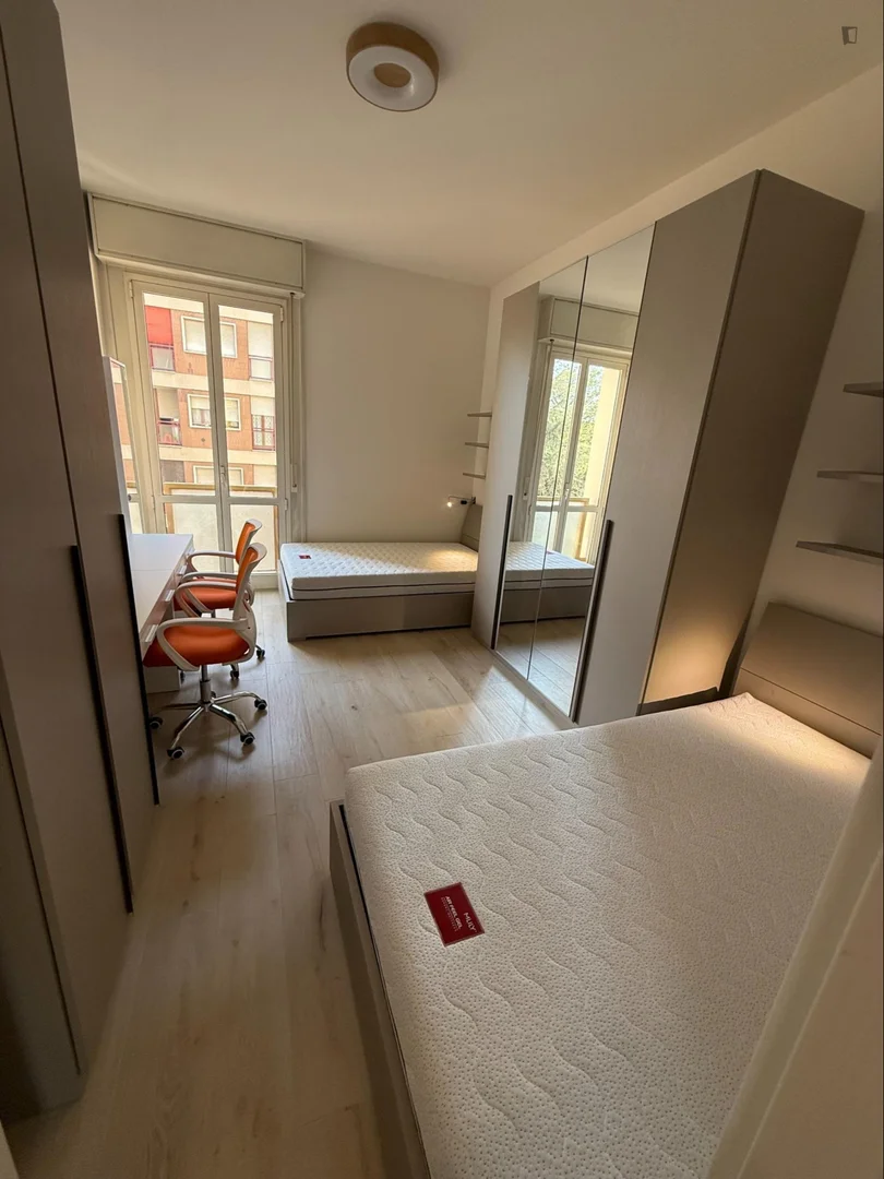 Habitación estudiantil amplia y cómoda en 