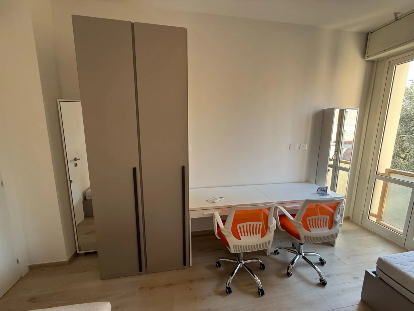 Habitación estudiantil luminosa y aireada con fácil acceso a la universidad en 
