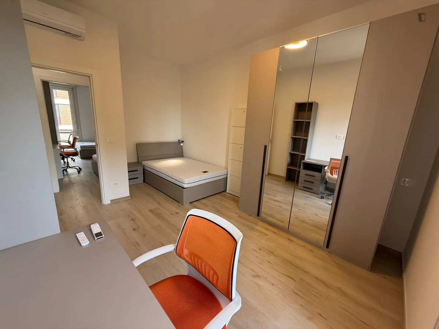 Habitación estudiantil funcional perfecta para estudiar en 