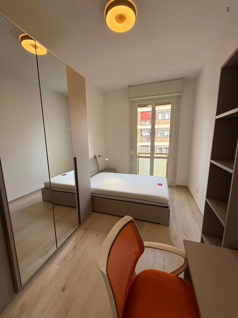 Habitación estudiantil amplia y cómoda en 
