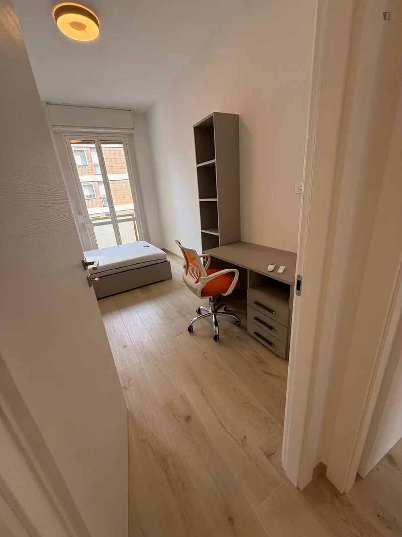 Habitación estudiantil amplia y cómoda en 