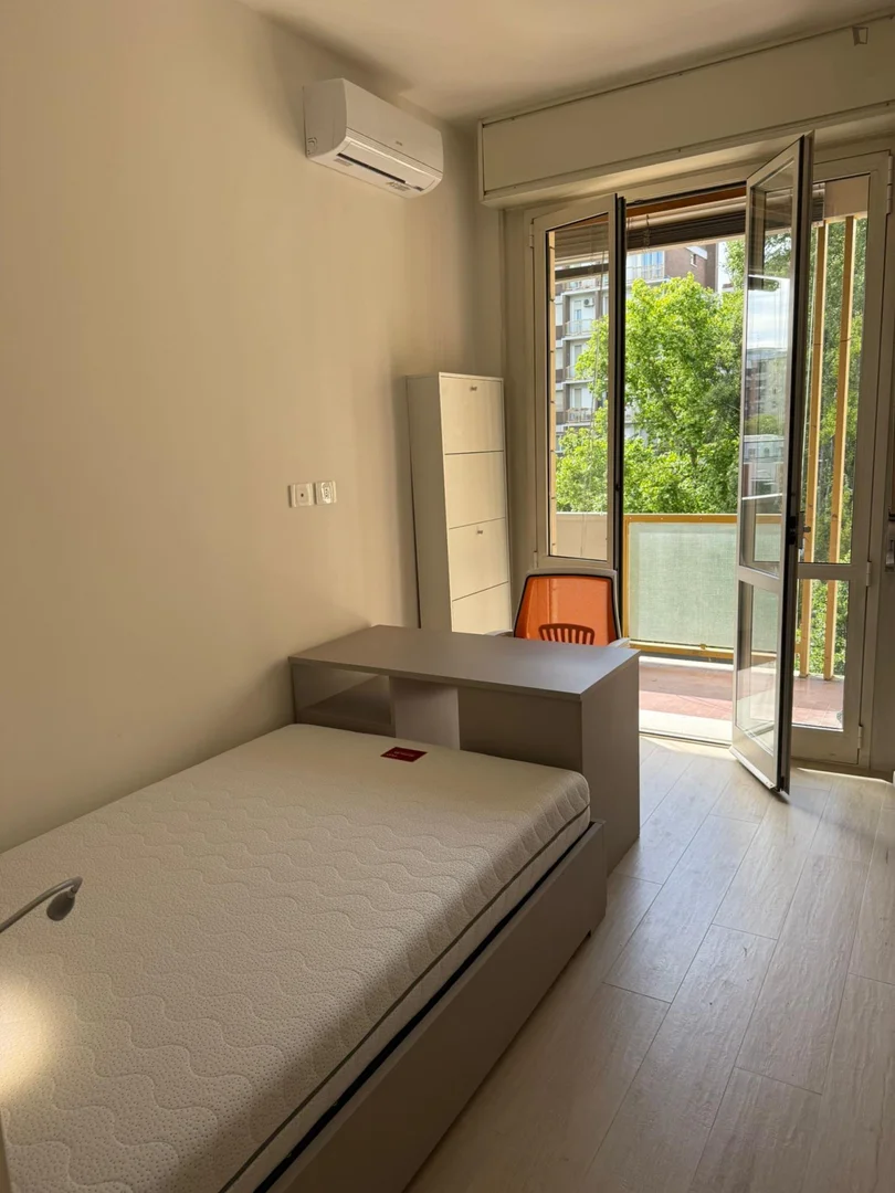 Habitación estudiantil luminosa y aireada con fácil acceso a la universidad en 