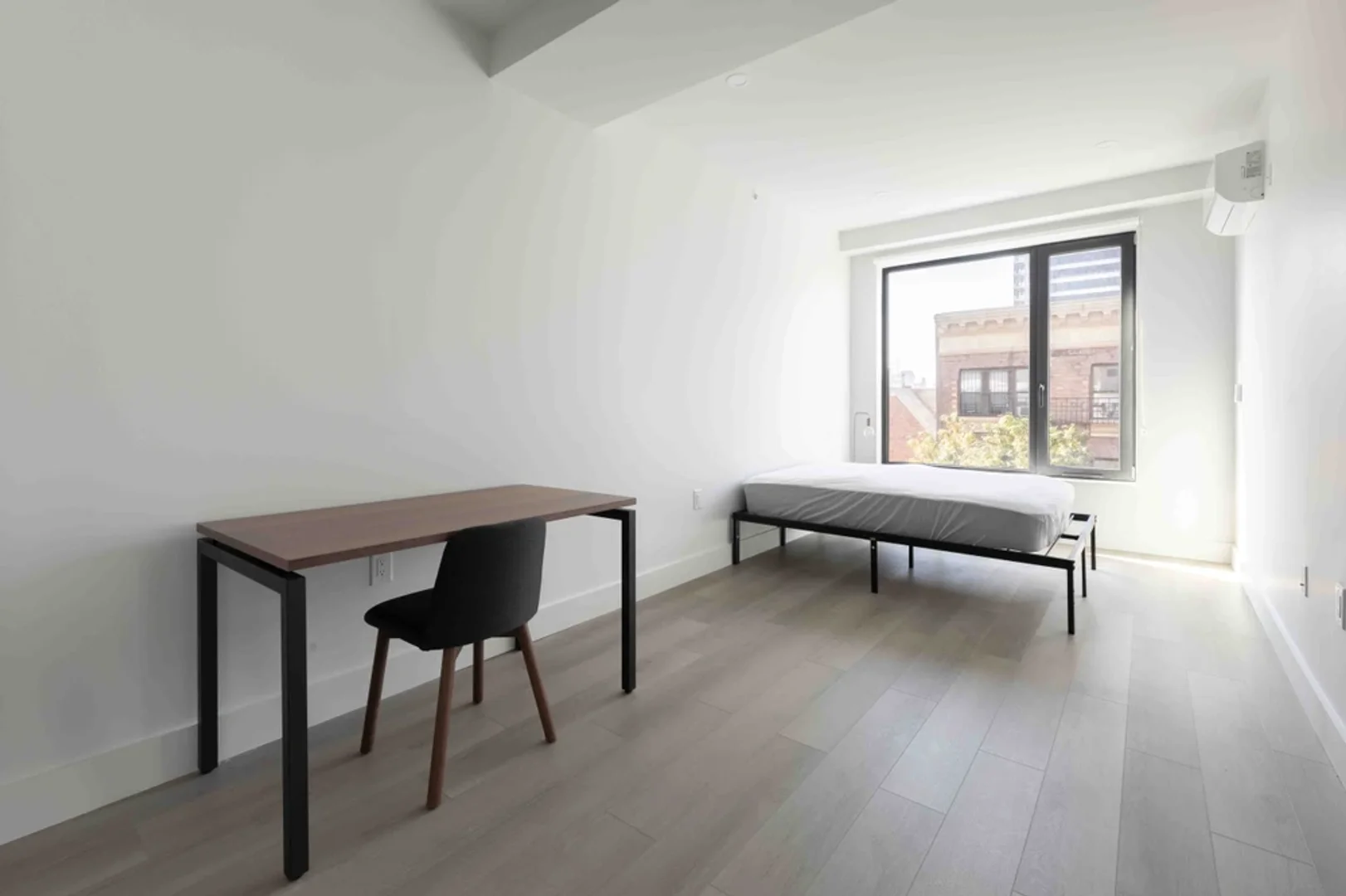Comfortable and spacious student room in 
