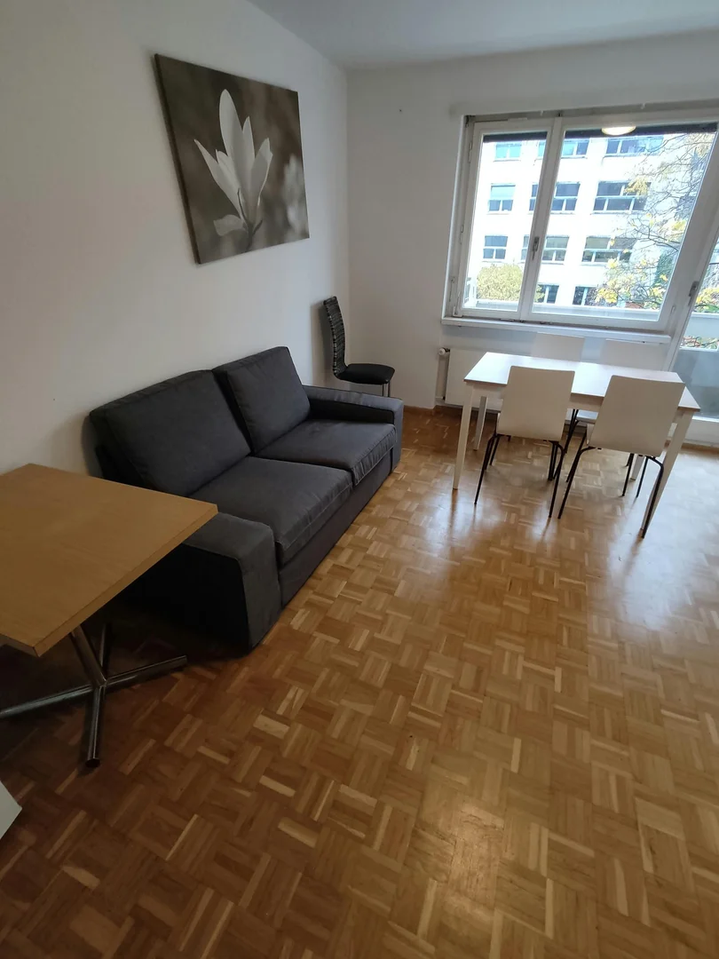  bölgesinde uygun konuma sahip ekonomik öğrenci odası