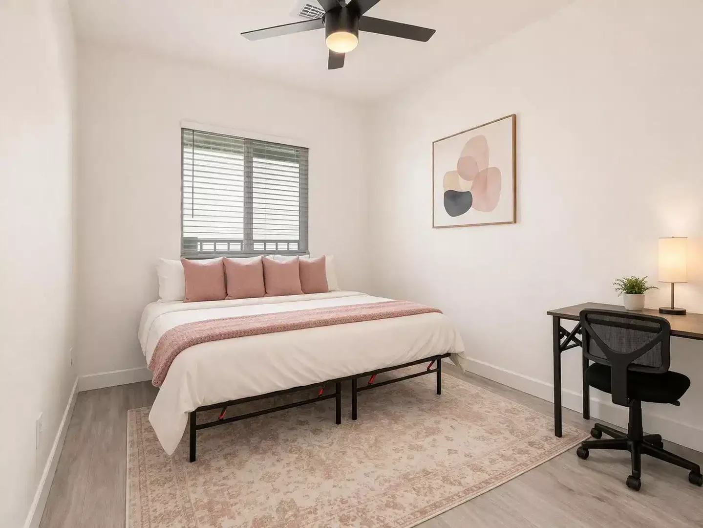 Habitación estudiantil amplia y cómoda en