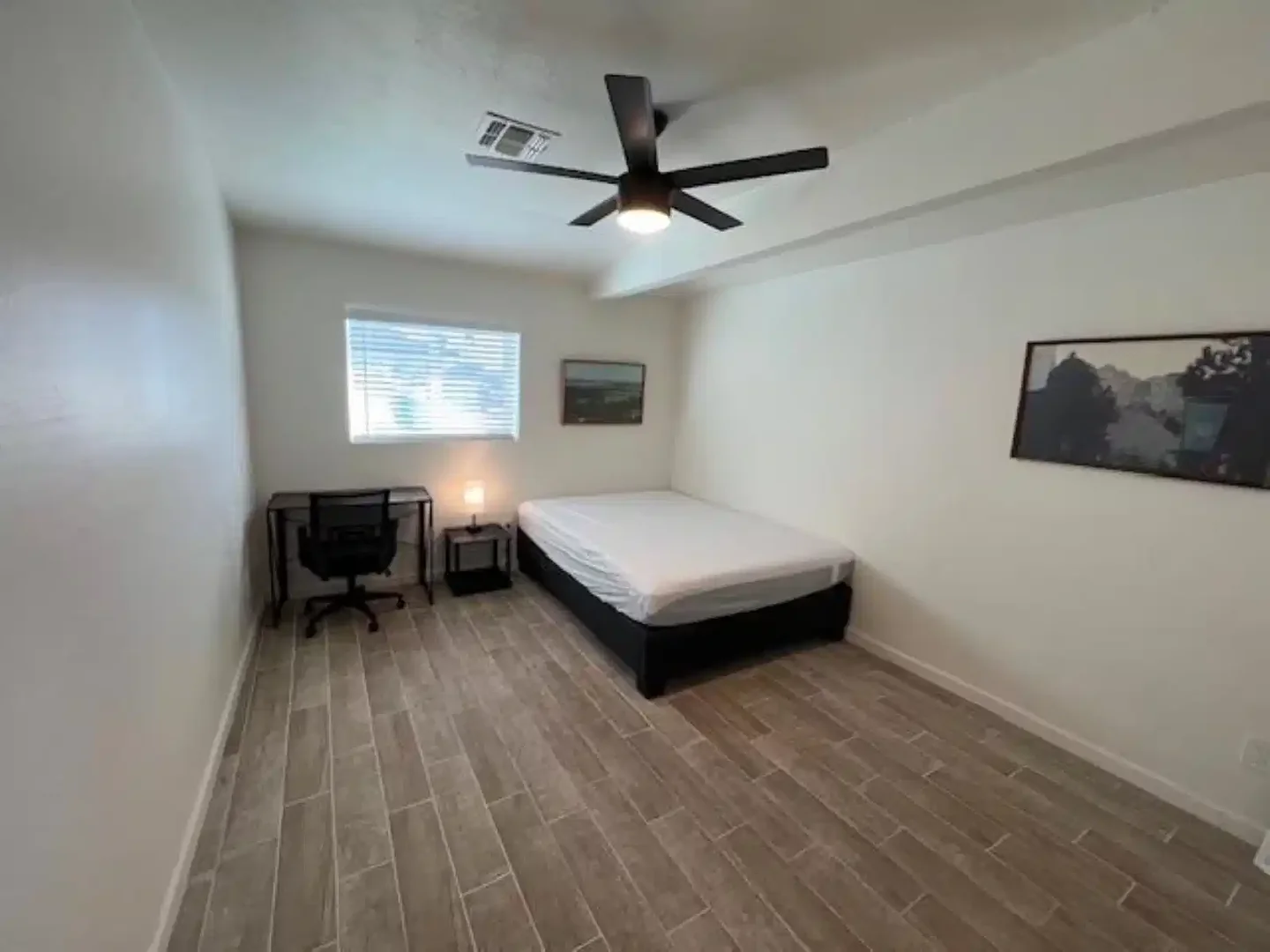 Student-friendly room in  with modern amenities