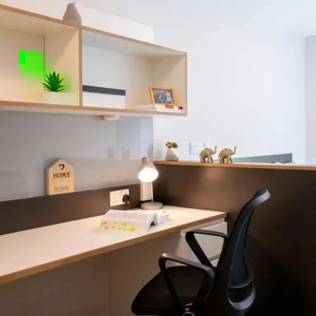 Comfortable and spacious student room in 