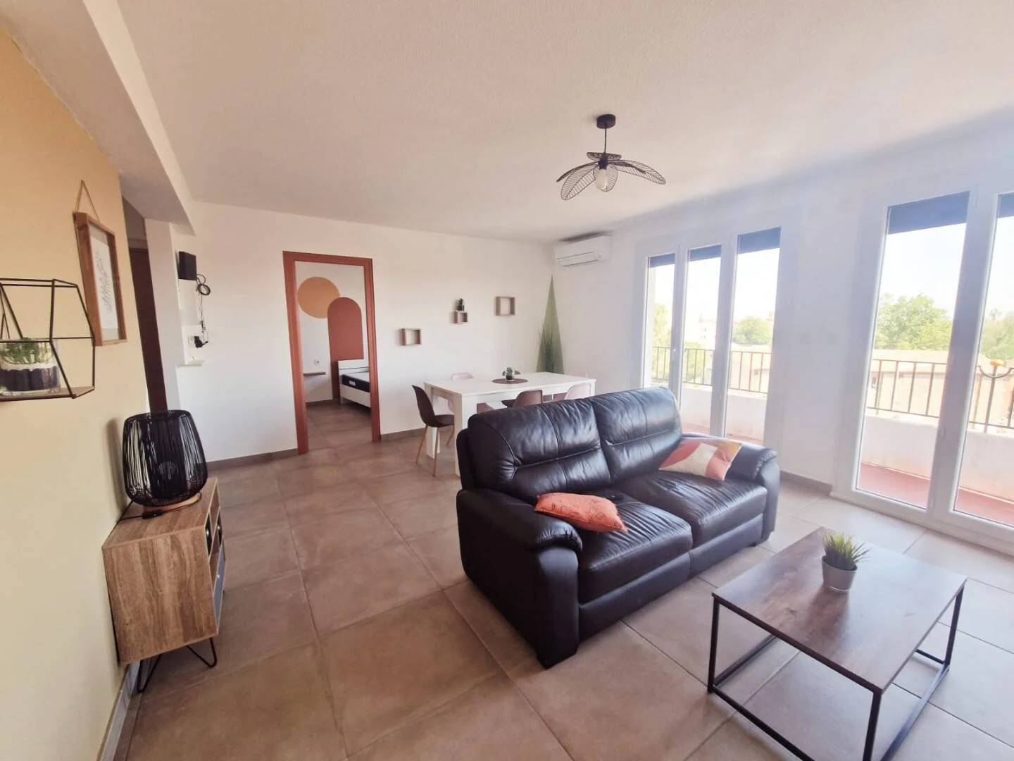 Quarto de estudante em  com área de estudo e instalações partilhadas
