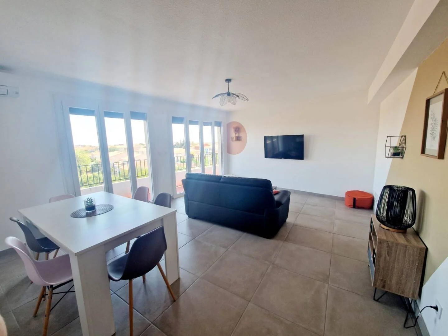 Quarto de estudante confortável e espaçoso em 