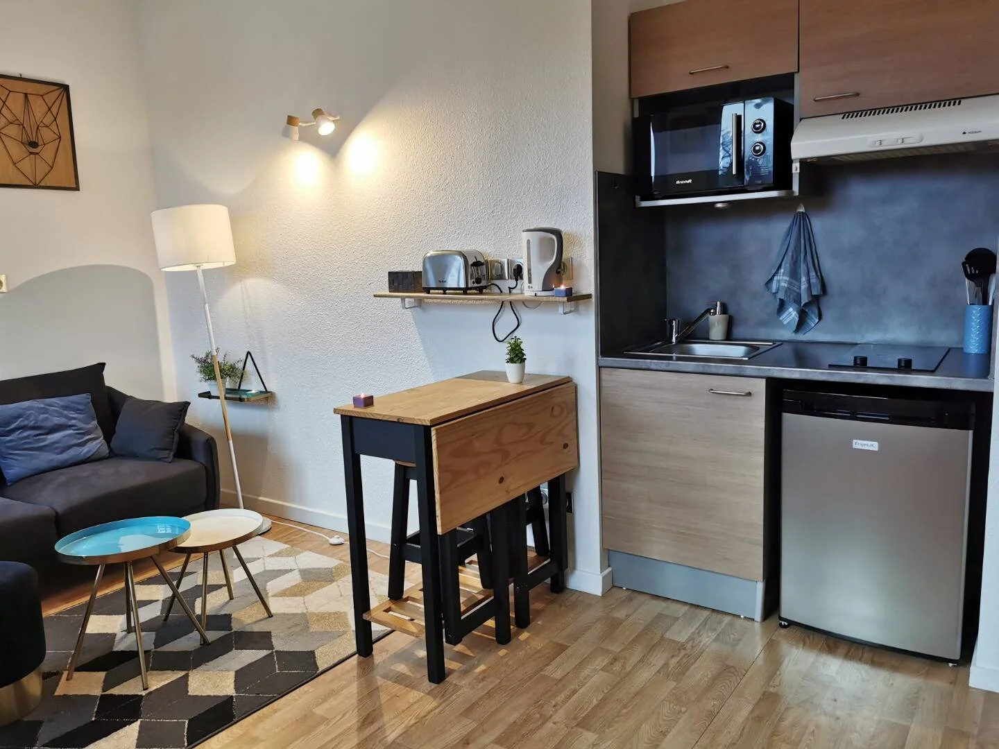 Chambre d'étudiant à  avec espace d'étude et installations communes