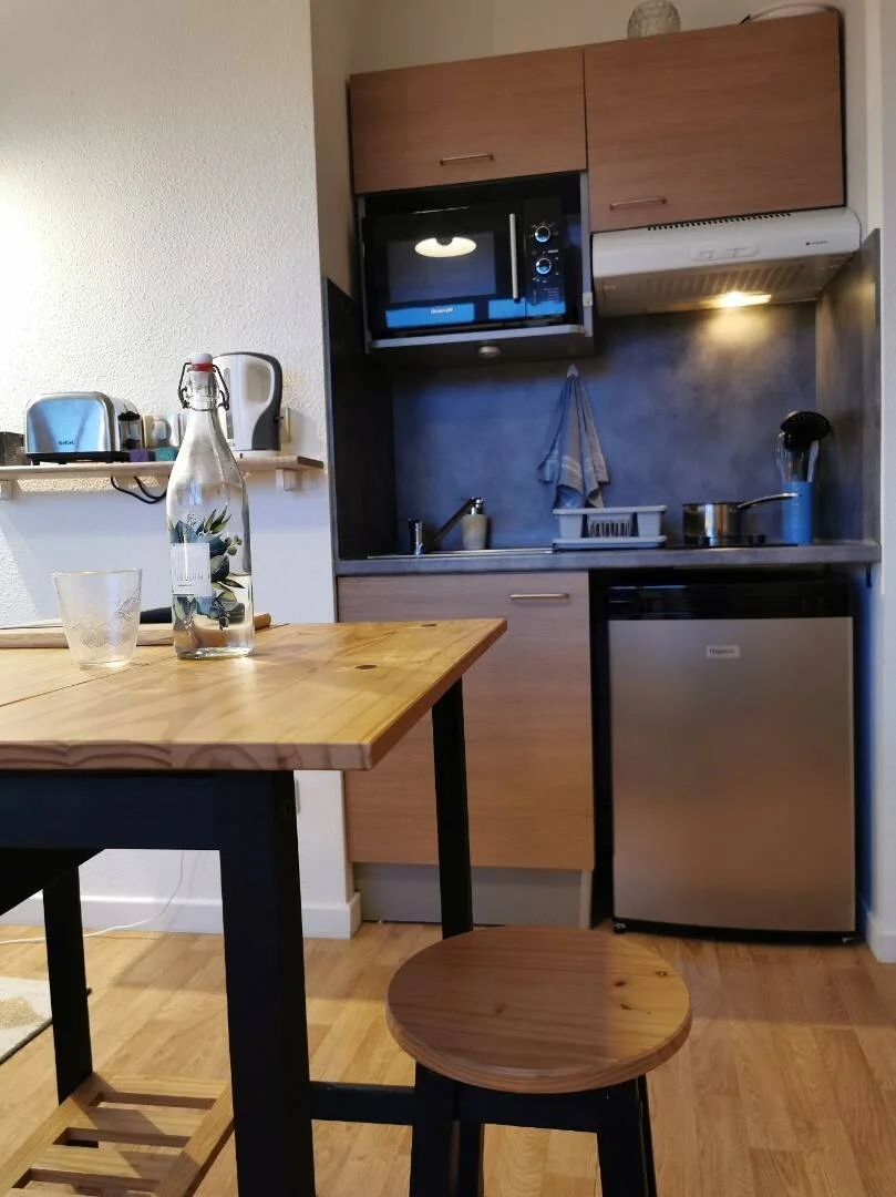 Chambre d'étudiant à  avec espace d'étude et installations communes