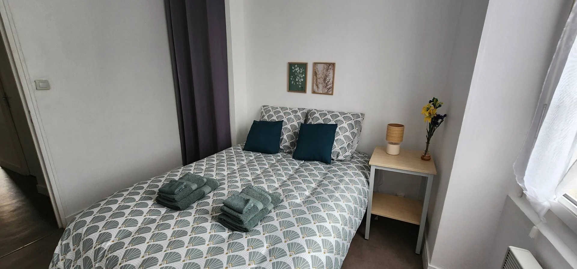 Habitación estudiantil funcional perfecta para estudiar en 