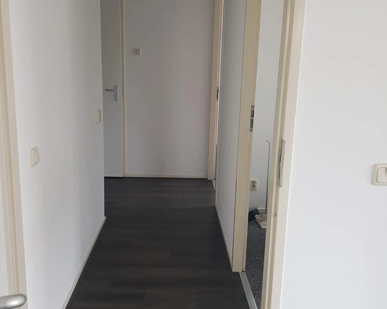 Habitación estudiantil luminosa y aireada con fácil acceso a la universidad en 