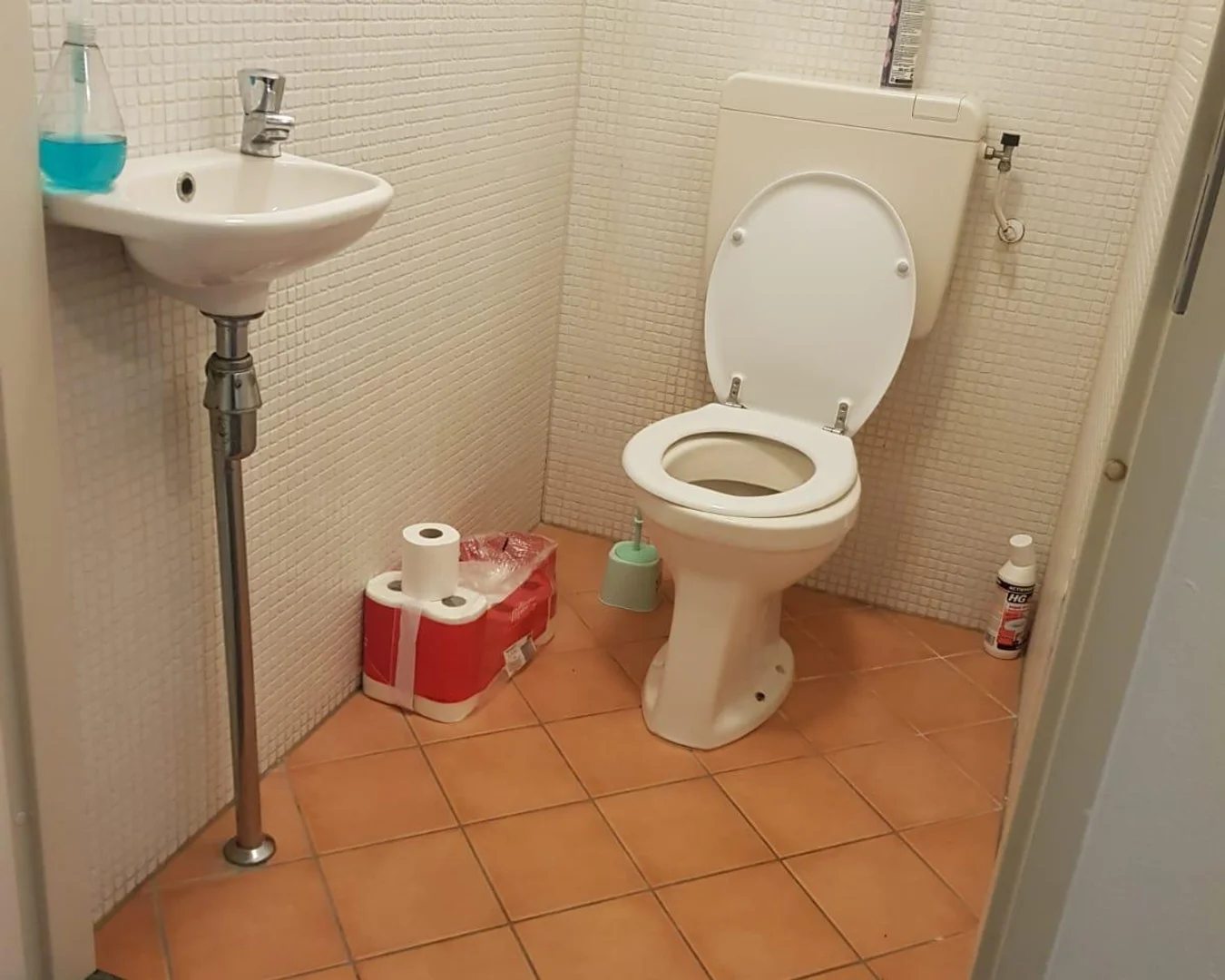 Habitación estudiantil luminosa y aireada con fácil acceso a la universidad en 