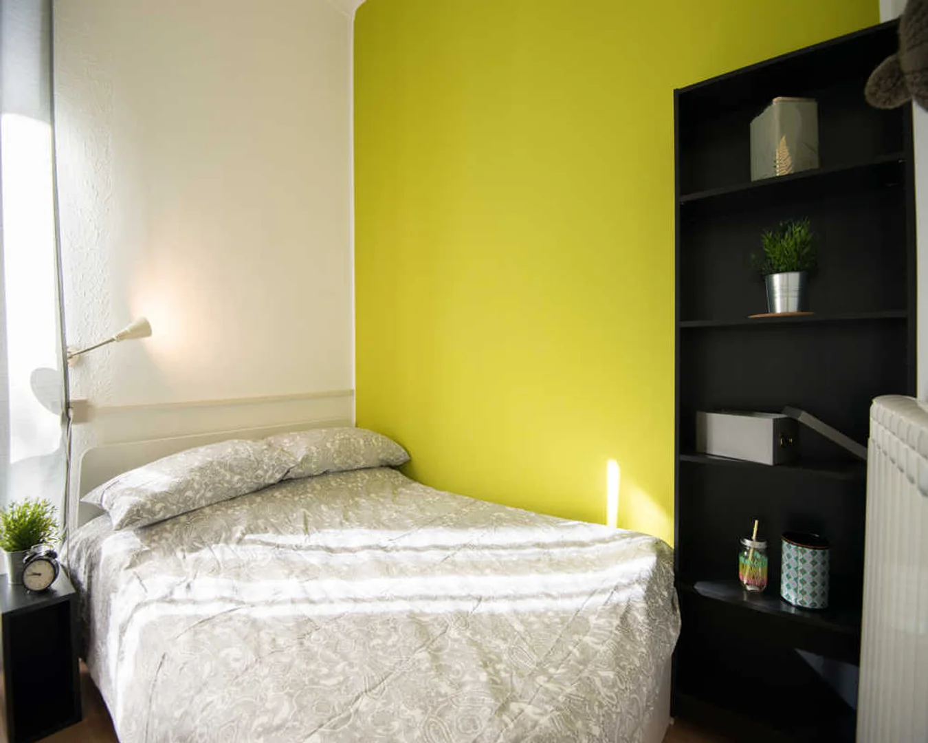 Habitación estudiantil amplia y cómoda en 