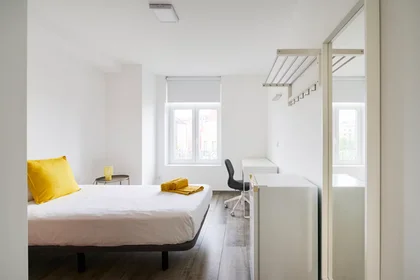 Private room at Avenida Defensores de Chaves, Lisbon, image 1 of 10