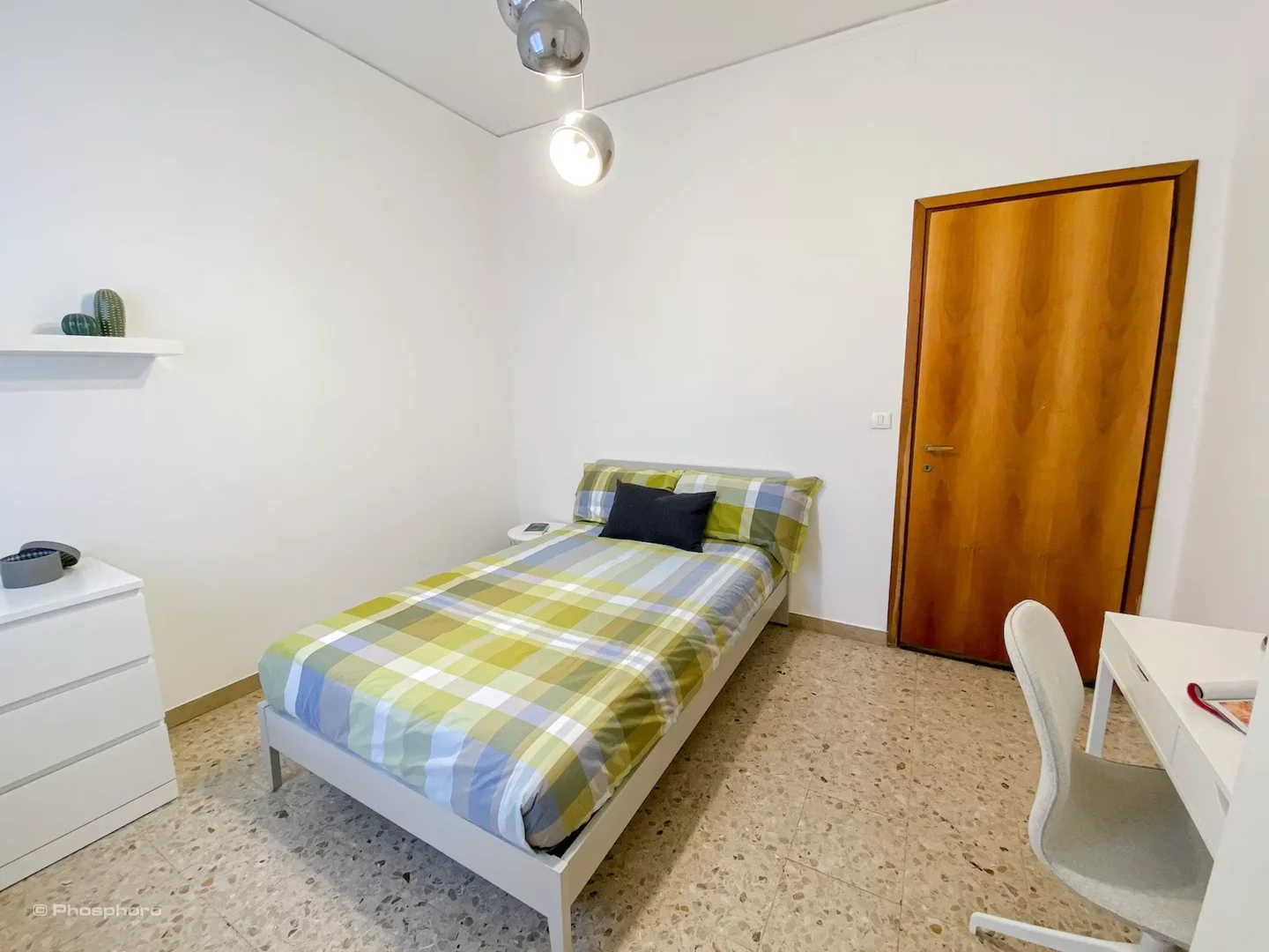Chambre conviviale pour les étudiants dans avec des équipements modernes