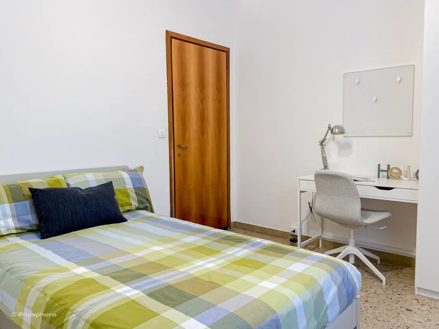Chambre d'étudiant lumineuse et aérée avec accès facile à l'université dans