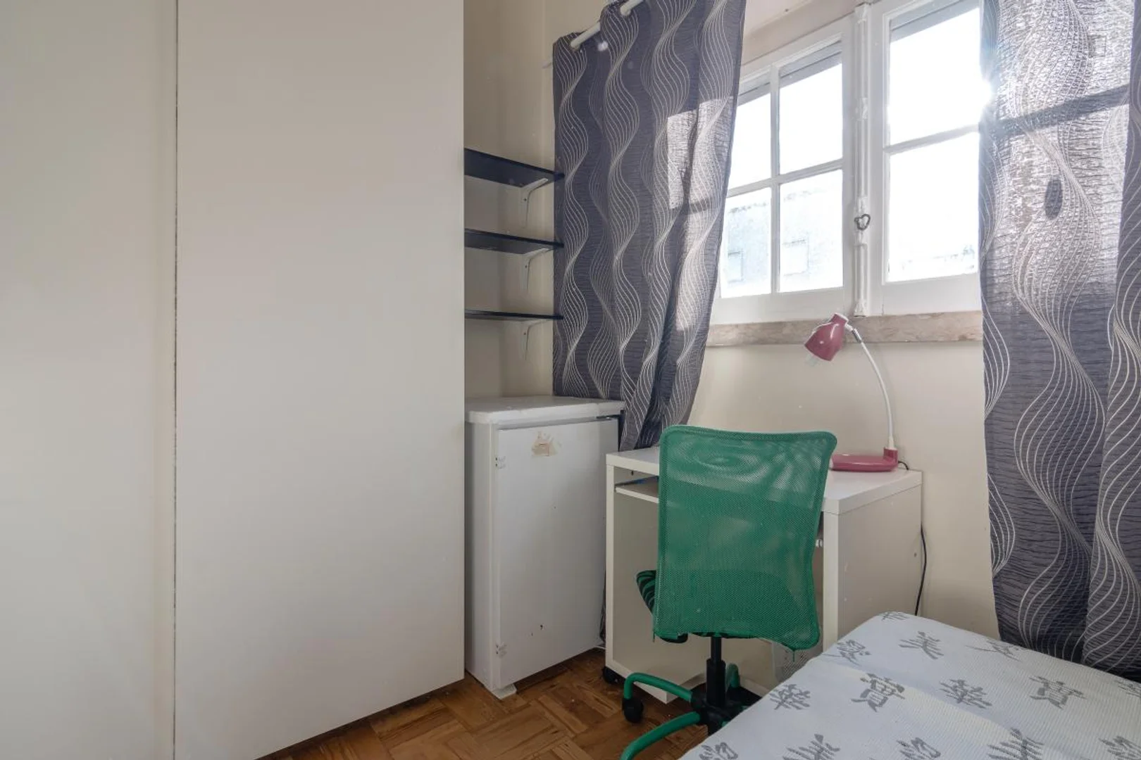Habitación estudiantil amplia y cómoda en 