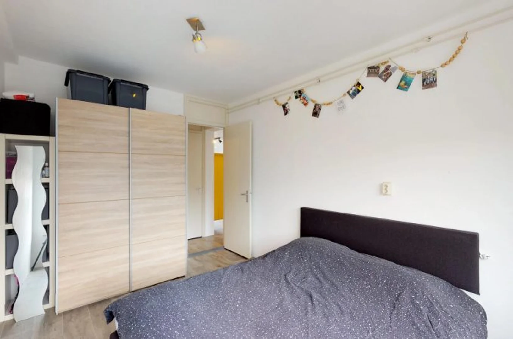 Habitación estudiantil luminosa y aireada con fácil acceso a la universidad en 