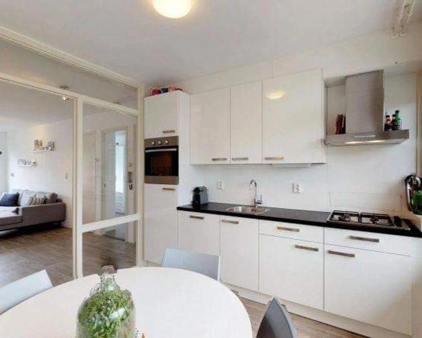 Habitación estudiantil amplia y cómoda en 
