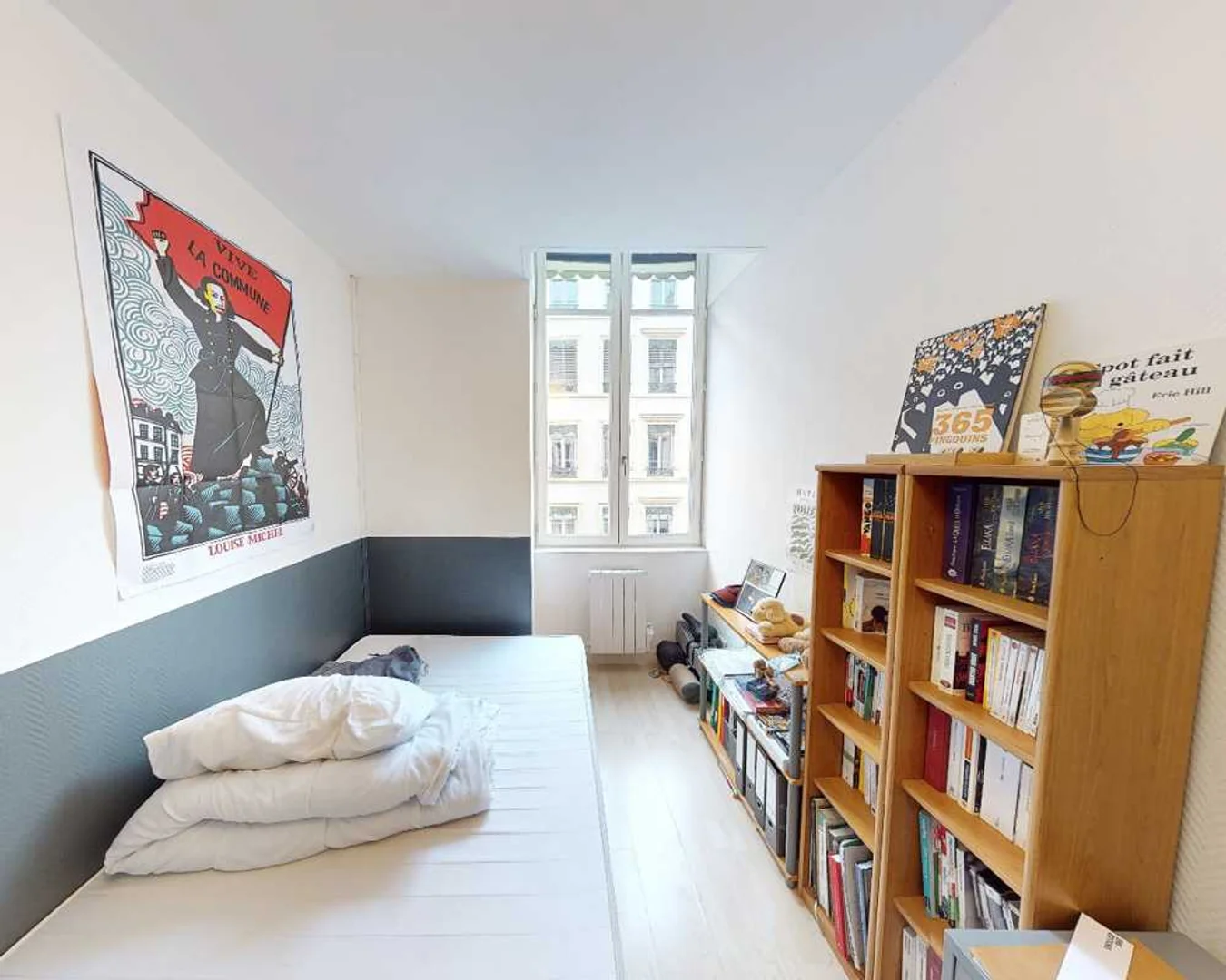 Chambre d'étudiant lumineuse et aérée avec accès facile à l'université dans
