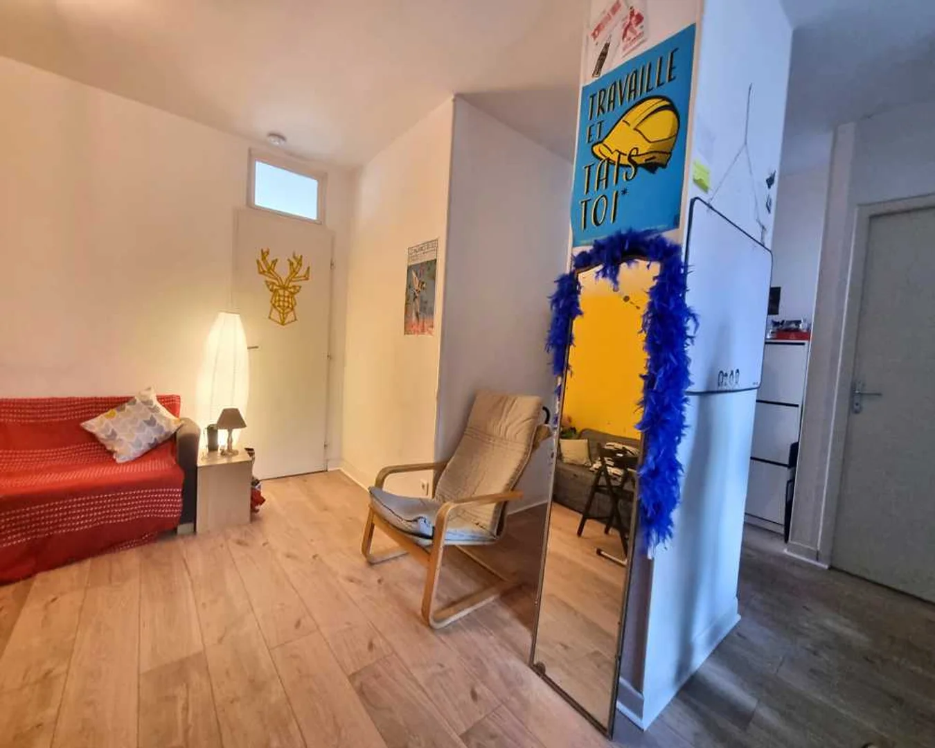 Chambre abordable pour les étudiants avec un bon éclairage dans