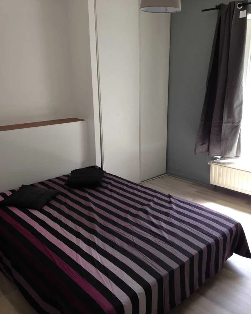 Habitación estudiantil funcional perfecta para estudiar en 