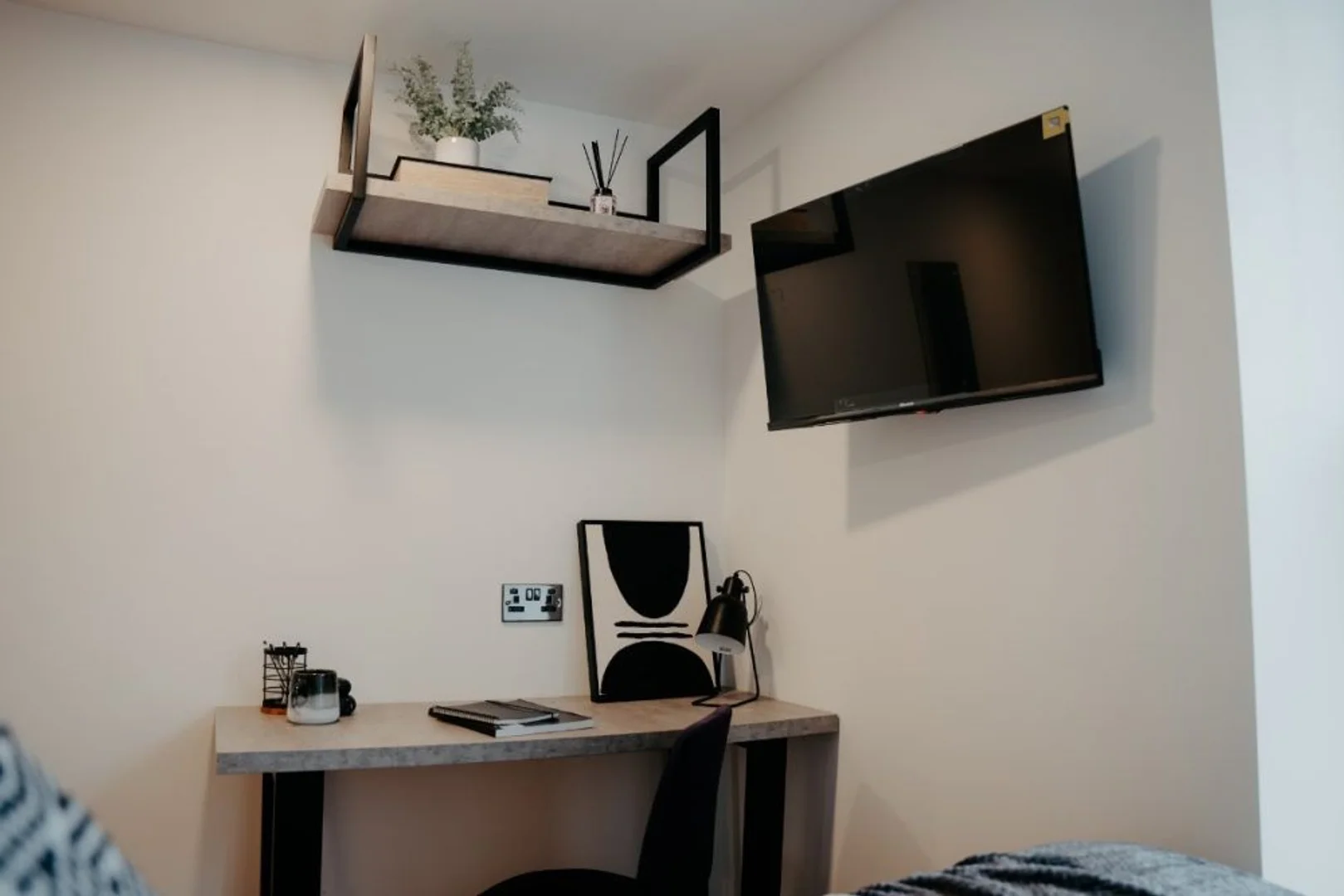 Studentenzimmer in  mit Arbeitsbereich und Gemeinschaftseinrichtungen