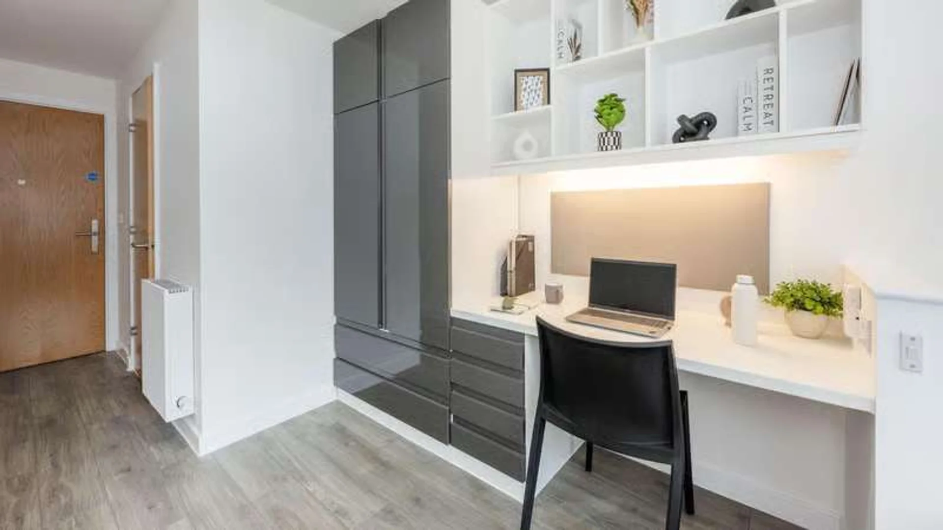 Camera per studenti in con area studio e servizi in comune