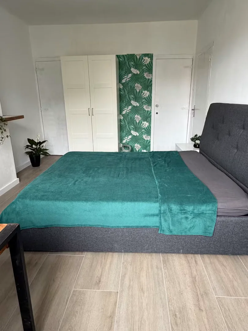 Habitación estudiantil luminosa y aireada con fácil acceso a la universidad en 