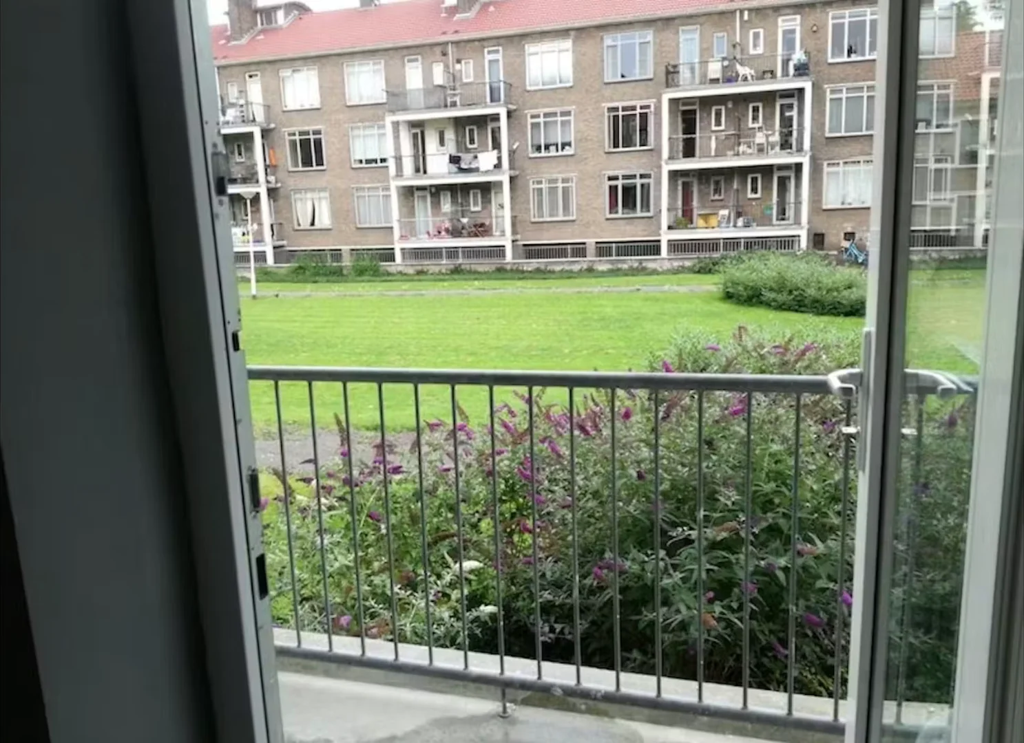 Habitación estudiantil luminosa y aireada con fácil acceso a la universidad en 