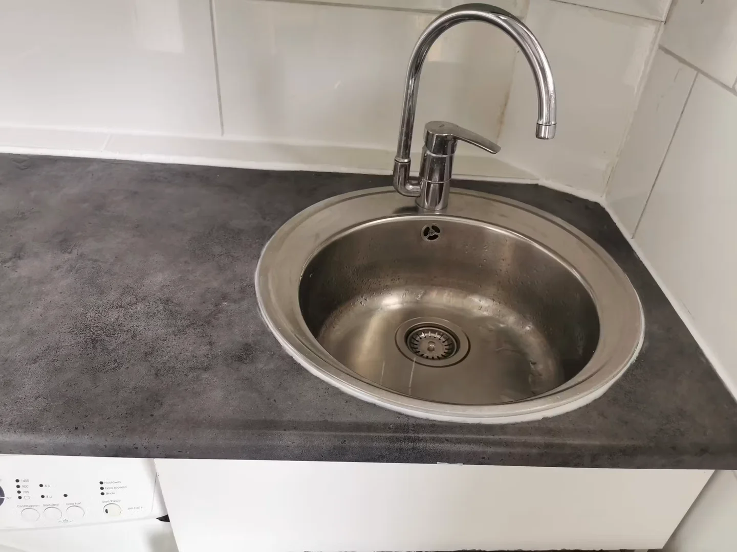Habitación estudiantil funcional perfecta para estudiar en 