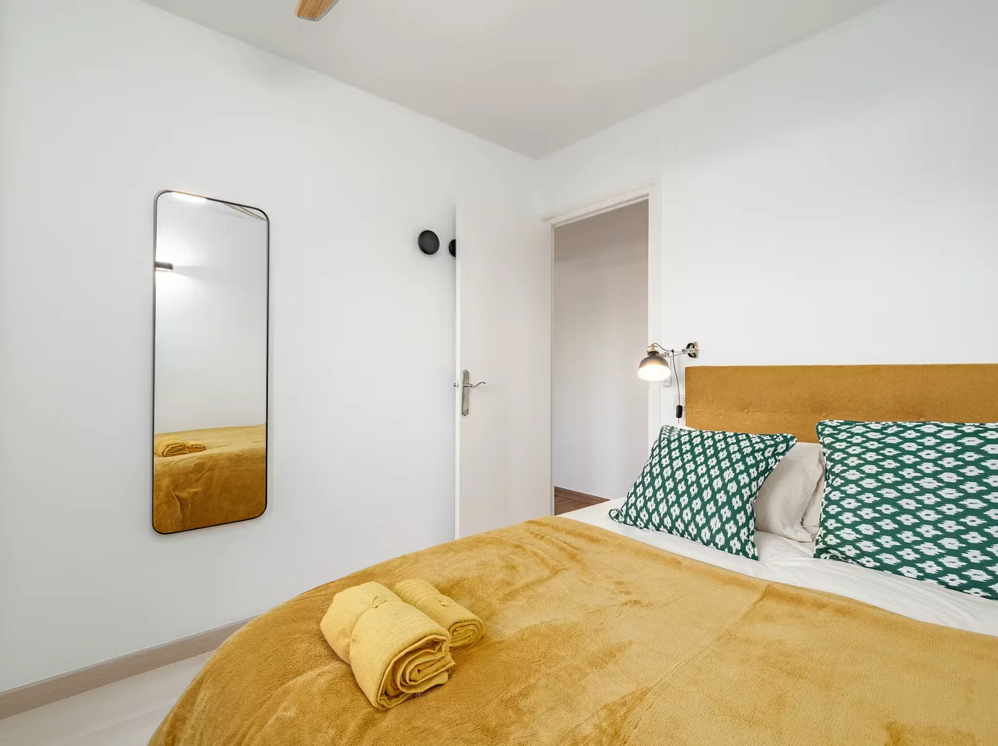 Quarto de estudante luminoso e arejado com acesso fácil à universidade em 