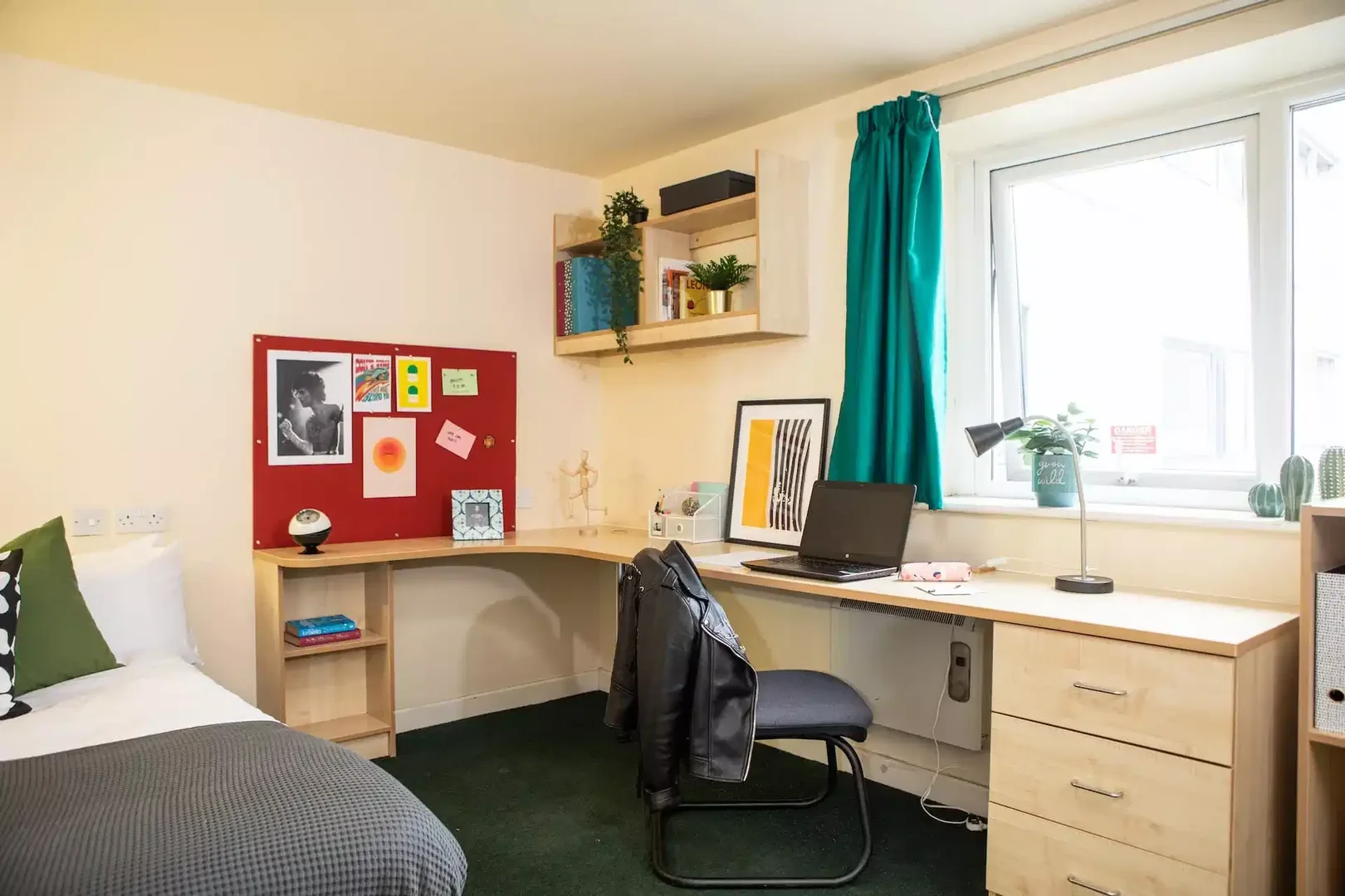 Chambre d'étudiant fonctionnelle parfaite pour étudier dans