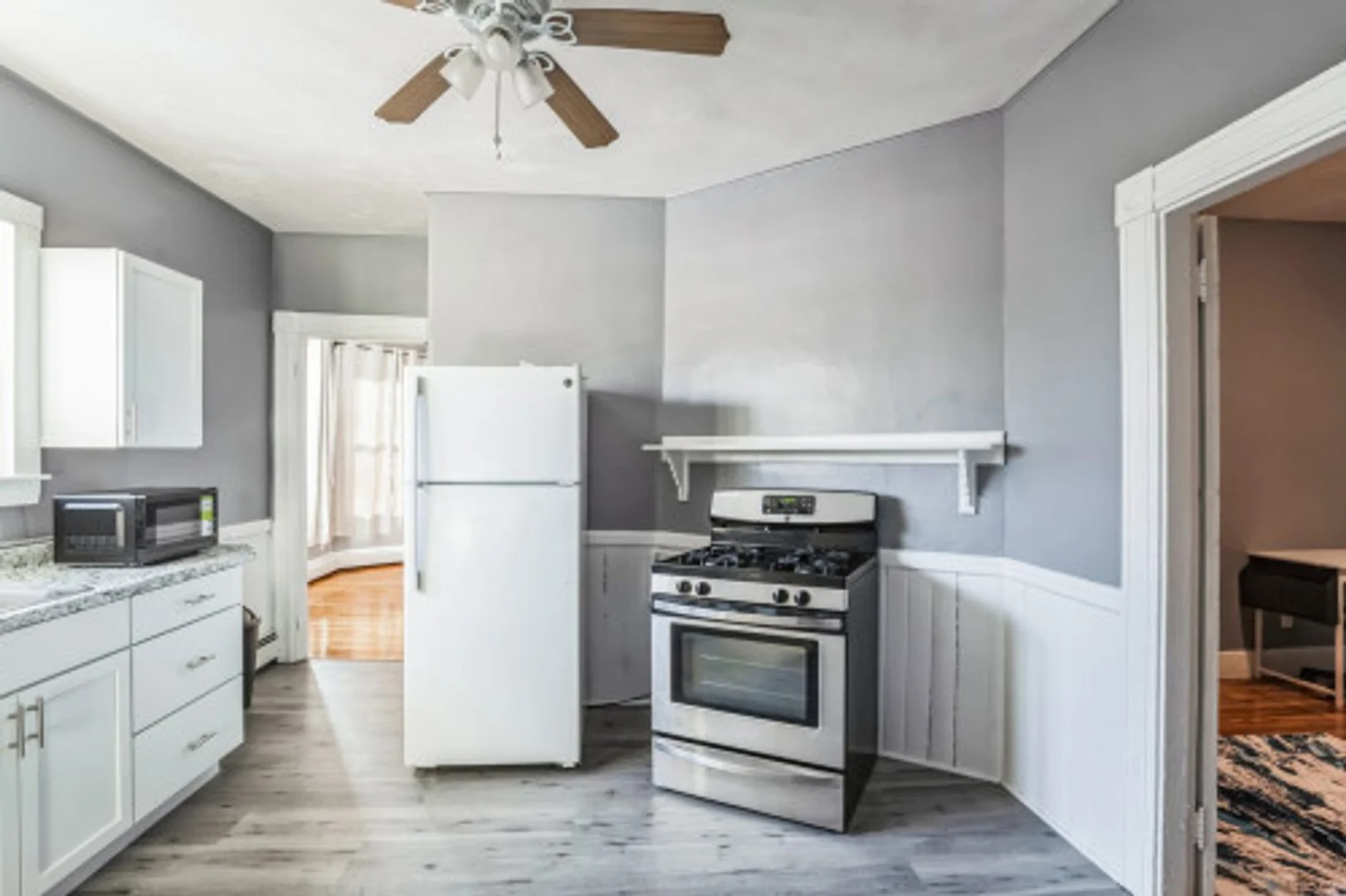 Bright and airy student room with easy university access in 