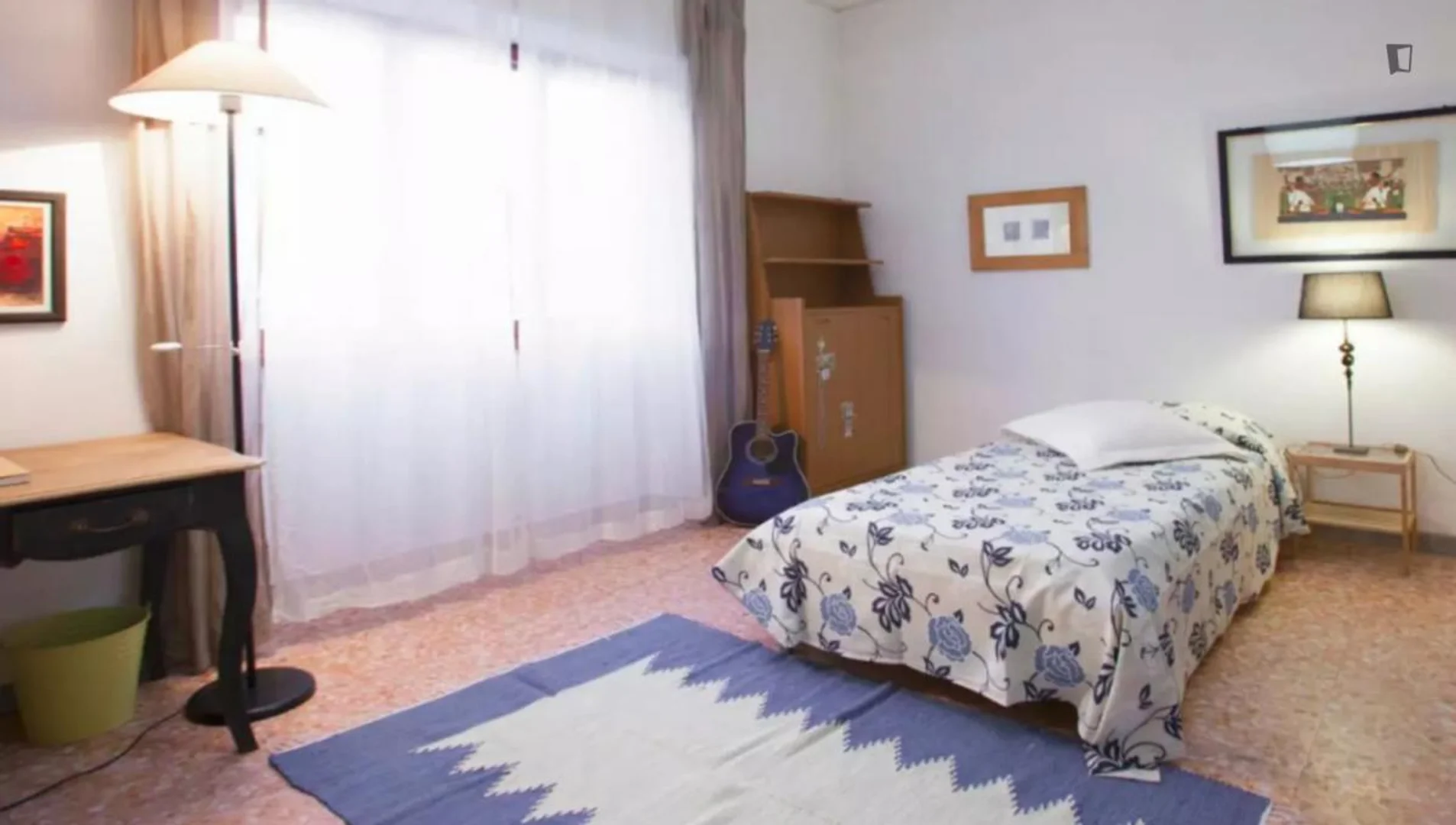 Quarto de estudante em  com área de estudo e instalações partilhadas
