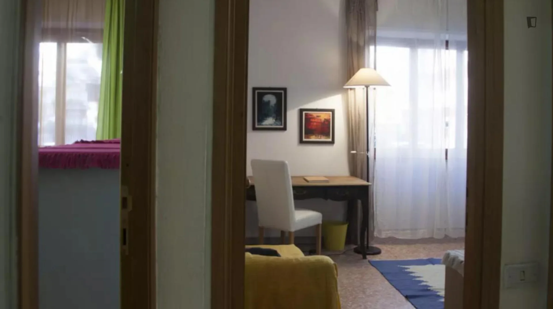Quarto para alugar em apartamento de estudantes em , totalmente mobilado