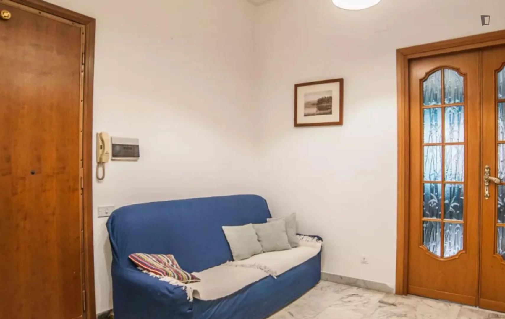 Quarto de estudante em  com área de estudo e instalações partilhadas