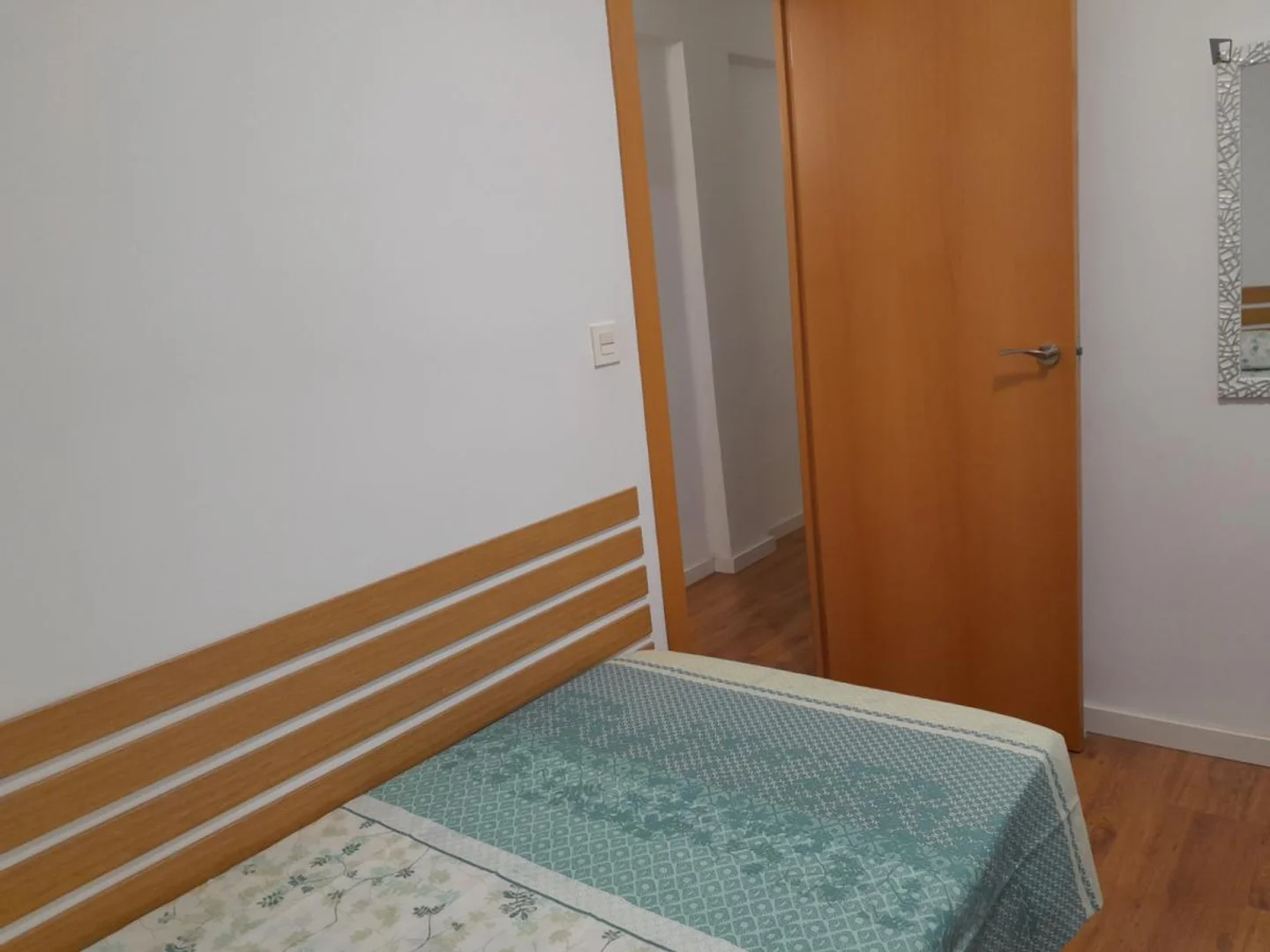  bölgesinde uygun konuma sahip ekonomik öğrenci odası