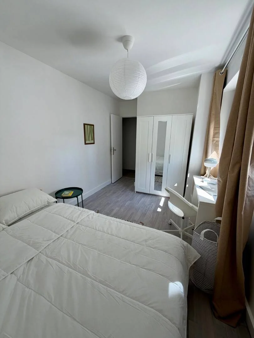 Chambre d'étudiant à  avec espace d'étude et installations communes
