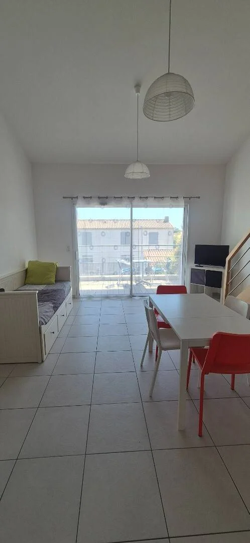 'de öğrenci dairesinde, tamamen mobilyalı kiralık oda