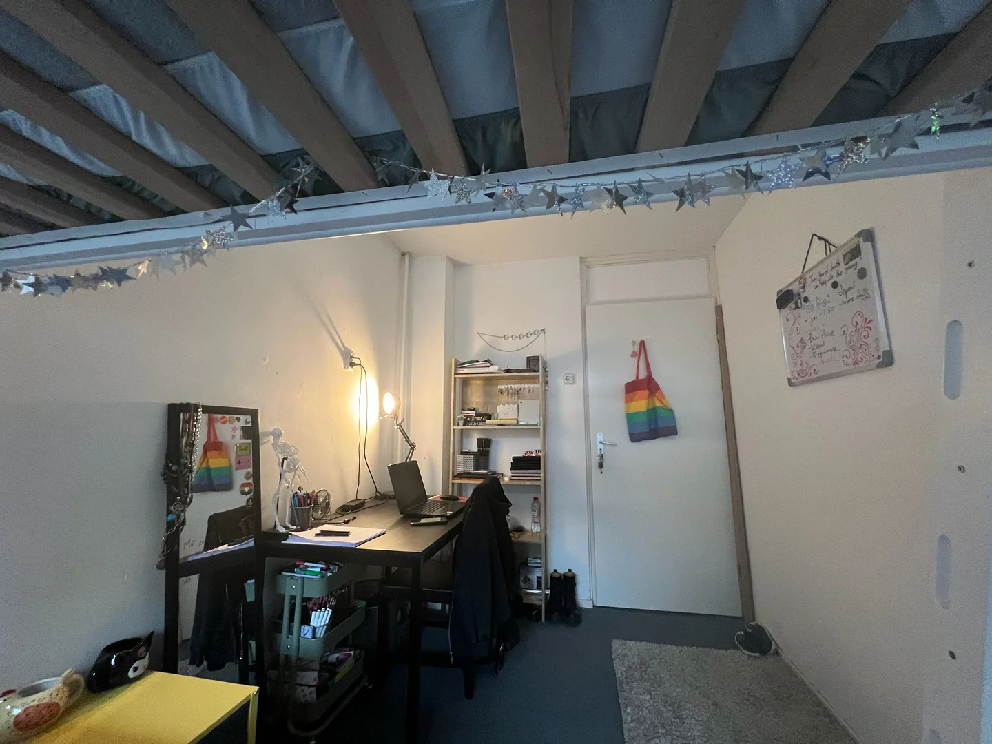 Chambre conviviale pour les étudiants dans  avec des équipements modernes