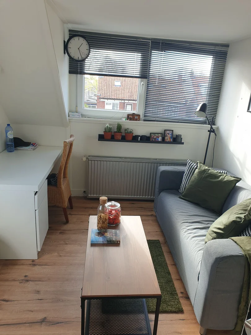 Chambre d'étudiant à  avec espace d'étude et installations communes
